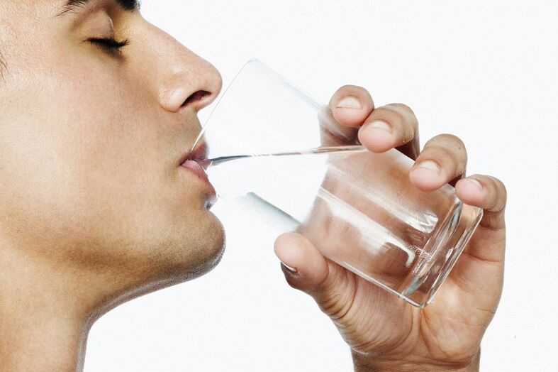 a man drinks 7 kg of water to lose weight per week