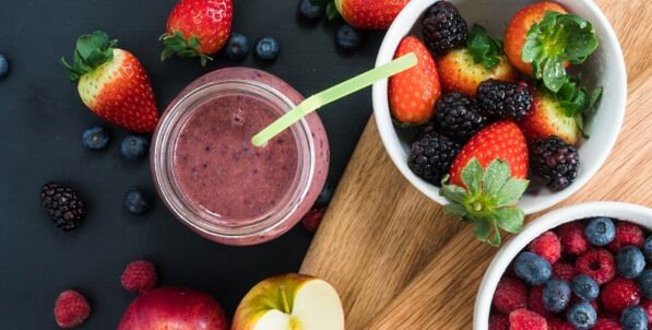 Apple and berry smoothie - a diet drink for good digestion